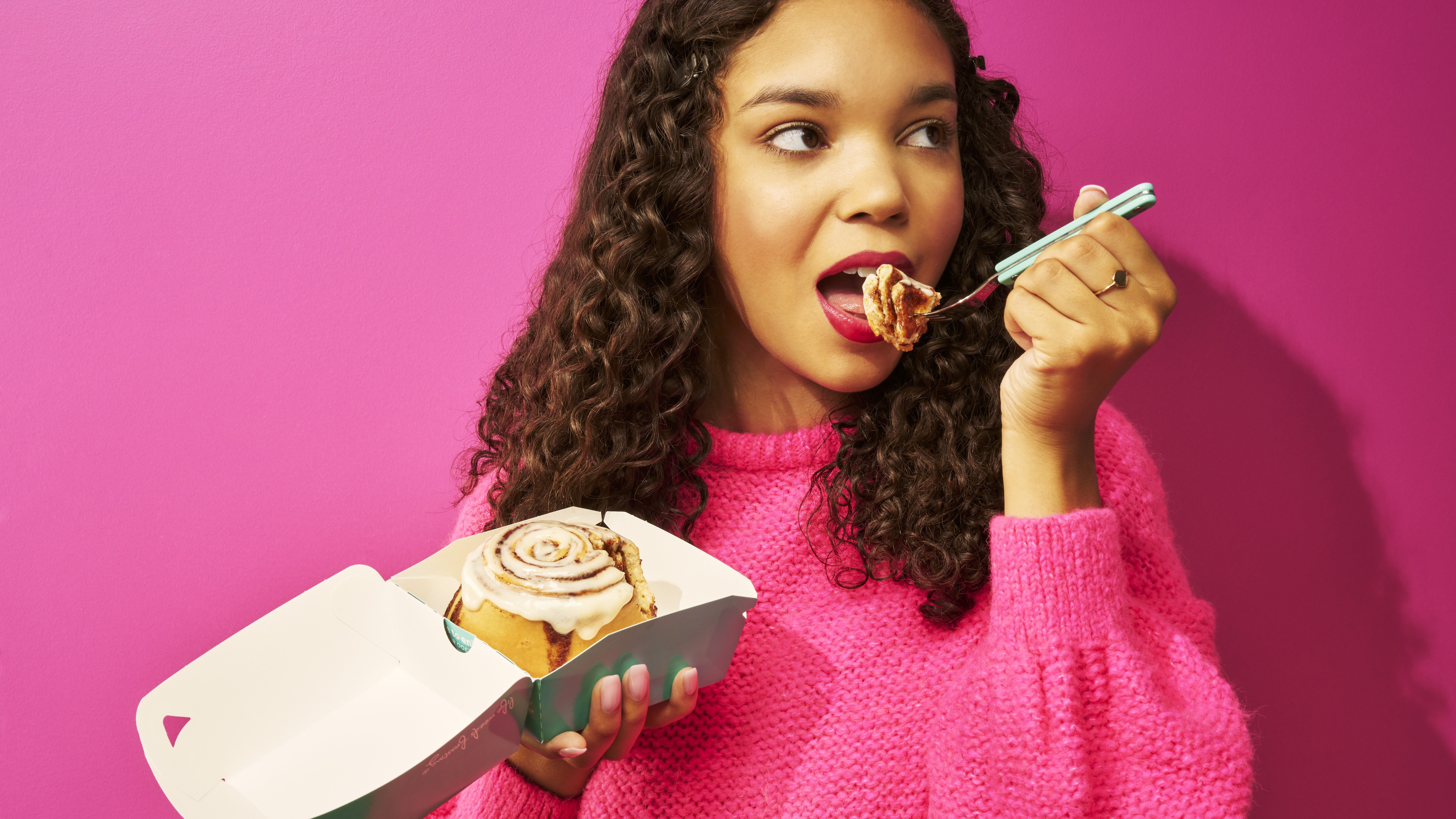 06CinnabonClassicRollForkBiteKiara_1